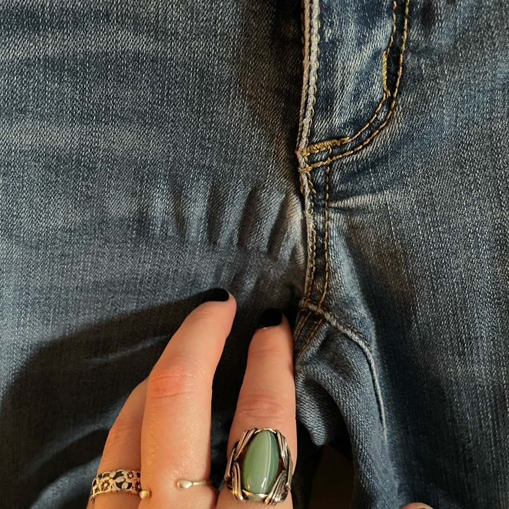 Universal Thread | Distressed Jeans | Size 0/25R - Picture 4 of 5